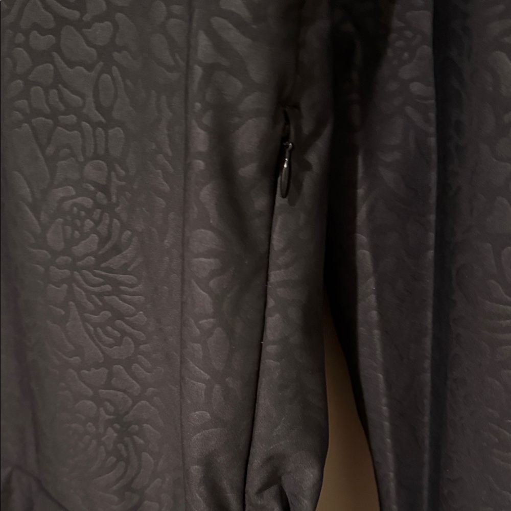 Lululemon Athletica Black Patterned Sweatshirt with Ruched Back Hemline - Picture 3 of 10